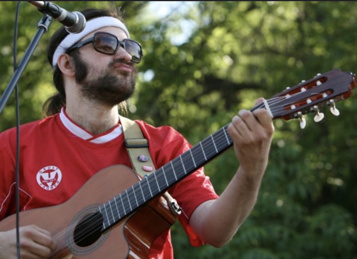 Qvarre spelar gitarr utomhus